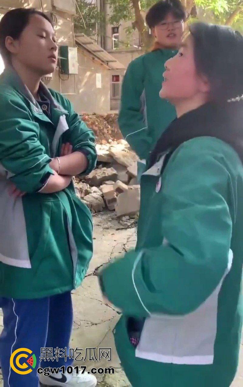 阆中中学女生霸凌事件 高中妹被接连扇大耳光 满脸红掌印却依旧不闪不避 硬气的一逼!男同学围观全程不阻止反而笑嘻嘻!-5