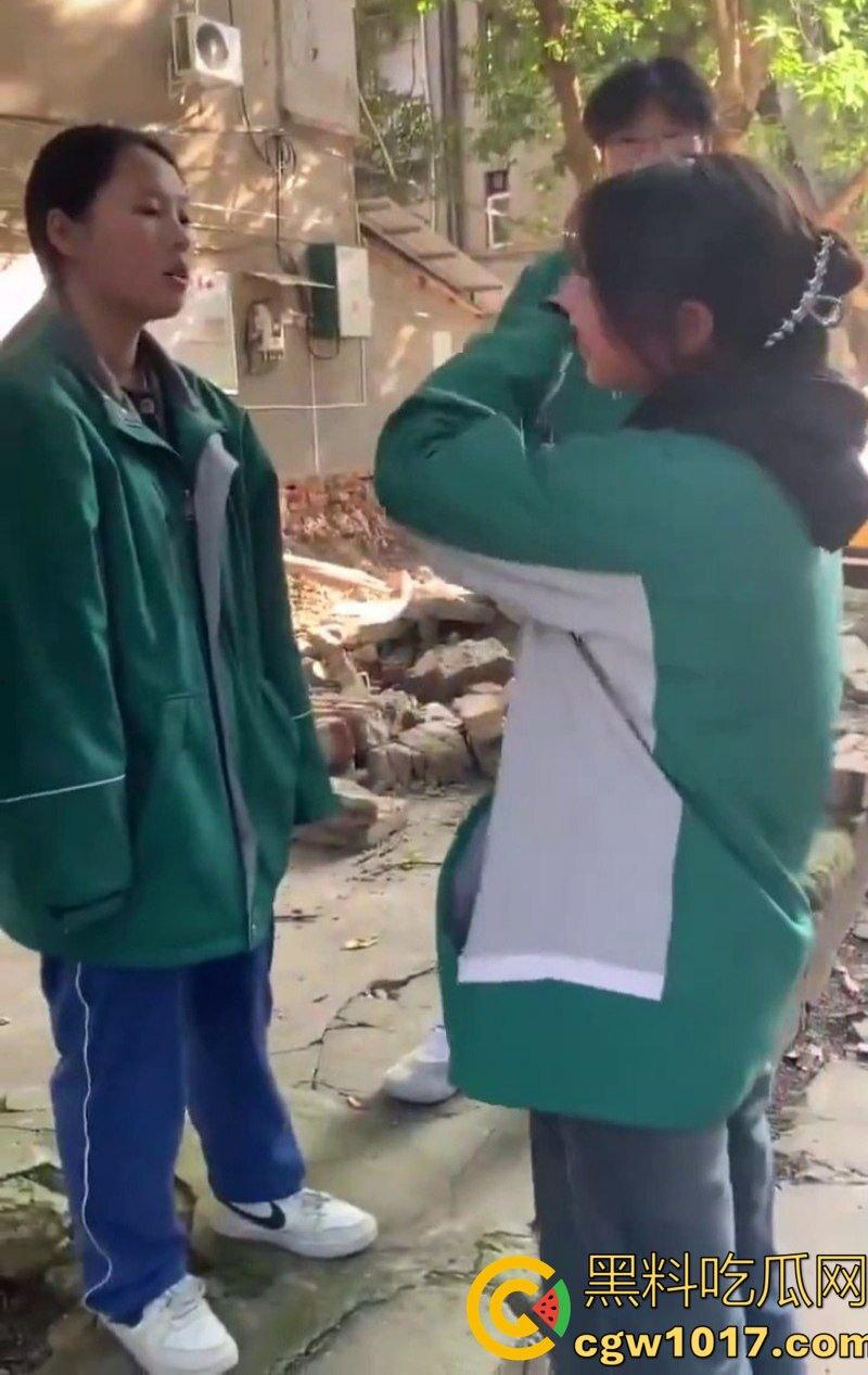 阆中中学女生霸凌事件 高中妹被接连扇大耳光 满脸红掌印却依旧不闪不避 硬气的一逼!男同学围观全程不阻止反而笑嘻嘻!-6