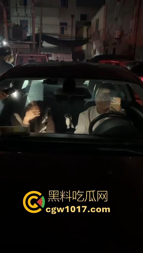 广东省潮州饶平捉奸现场！深夜操完送别人的老婆回家被逮，绿帽老公在车外拿手电一直拍，骚逼还好意思捂脸！-2