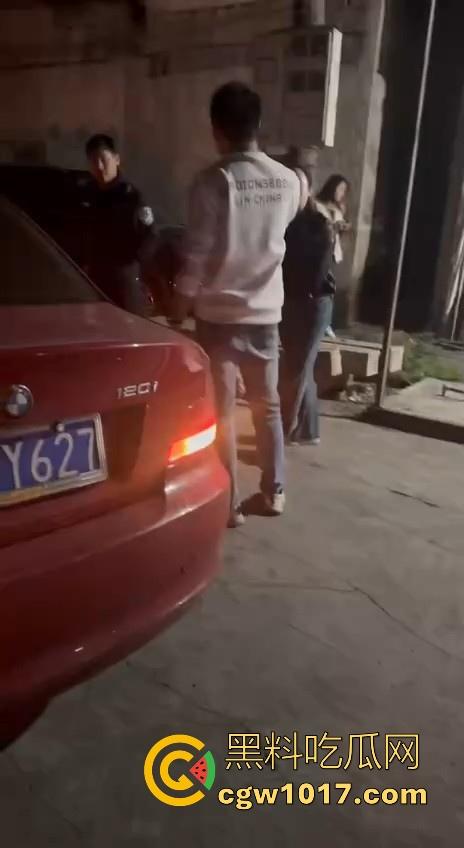 广东省潮州饶平捉奸现场！深夜操完送别人的老婆回家被逮，绿帽老公在车外拿手电一直拍，骚逼还好意思捂脸！-8