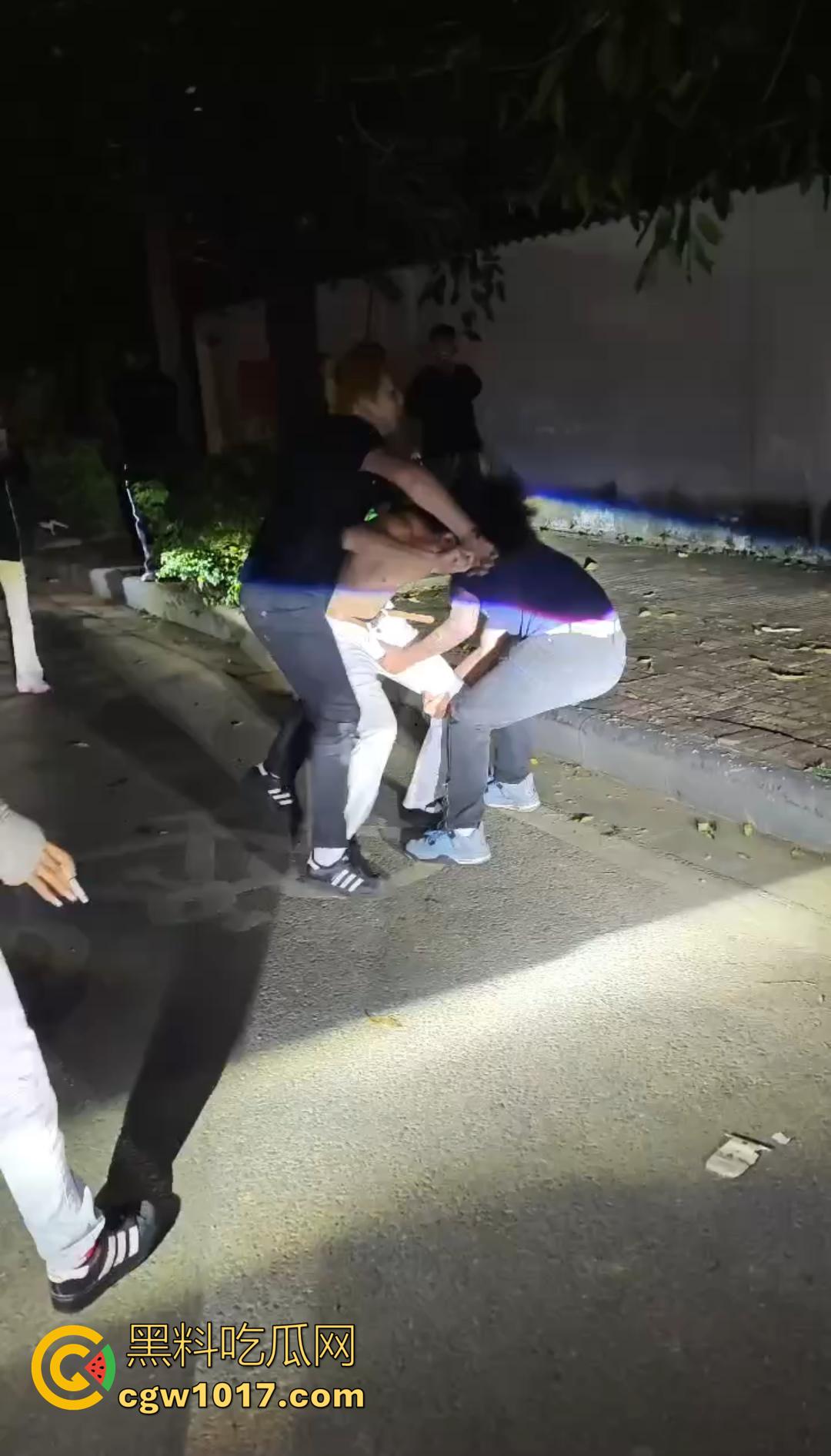 广西桂林C罗事件完整版 精神小伙为爱冲锋 与情敌约群架1v4 只为争夺交配权 现场视频流出！-3