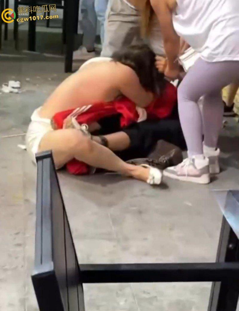 原配小三当街互殴名场面,激烈扭打互相撕扯,衣服扒光露出雪白肉体,彪悍战斗力引得路人围观 !-7