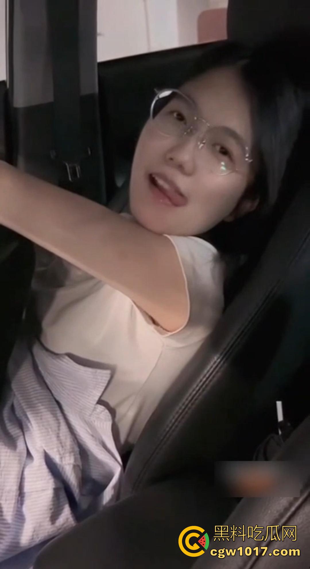 骚货女友在地下停车场坐在副驾驶上直接掰穴发情！撩裙勾魂，男主当场硬到差点停车猛干！-1