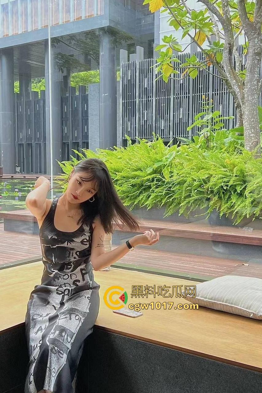 中国美术学院博士【叶露盈】不好好搞学术跑去跪舔院长鸡巴，口交时头发蹭卵蛋，院长爽完甩脸：你以为这样就能毕业？-2