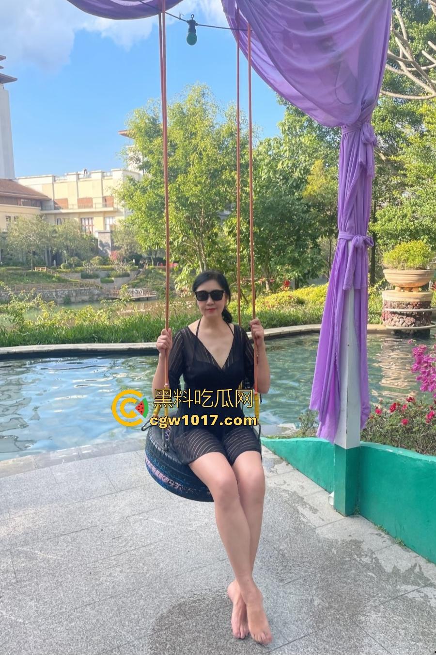 海角大神打游戏输了找老妈泻火,隔壁老爸还在睡觉,这边儿子干得母亲淫叫,老妈B毛太少儿子内射加点激素!-1