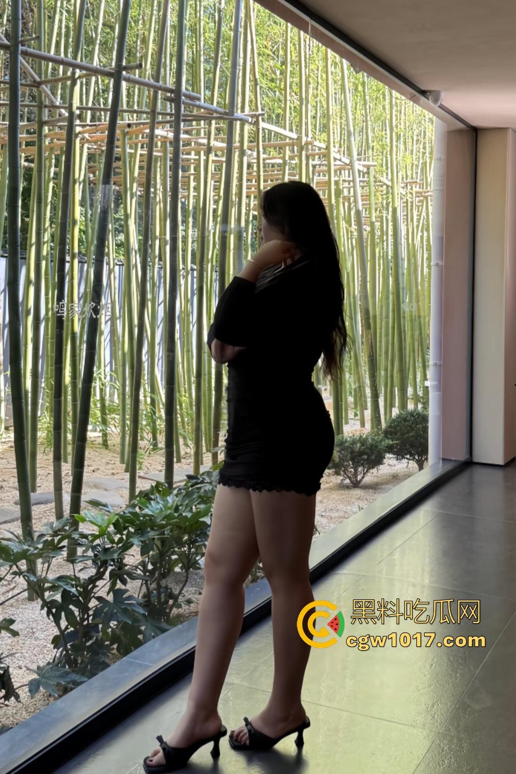 反差婊日常直播大奶下垂到膝盖,站起秀身高一米七,酸奶浇鸡巴口交惹得一身黏腻,还没开始观众就想射了!-1