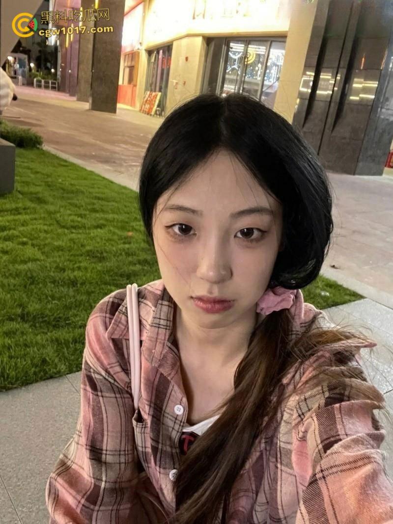 广东中山反差母狗【张倩倩】，恋爱期间出轨前任，被男友曝光自拍小视频，清纯嫩妹彻底沦为索精母狗！-2