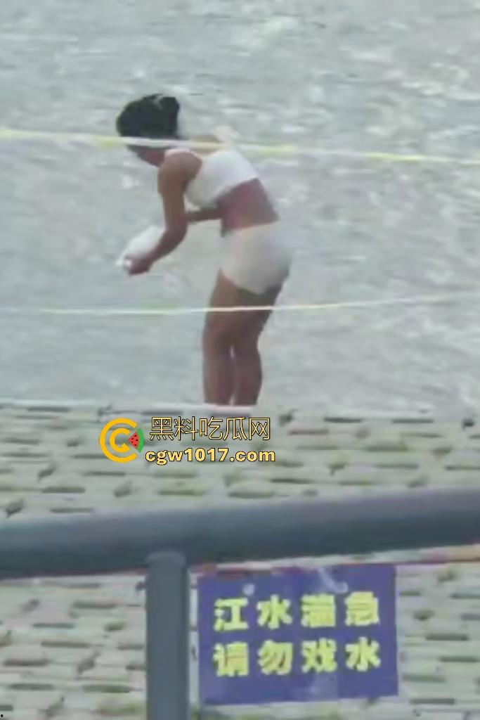 江边惊现白臀美女裸泳！脱衣屁股白到发光一堆人围观，老哥手机放大狂拍奶头隐约可见，我想知道这什么牌子的手机！-3