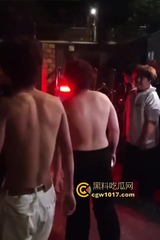 广西桂林谢霆锋1打4个C罗,只为争夺女友,谢霆锋没穿衣服被几个C罗当足球踢,真男人就要敢于单挑!-1