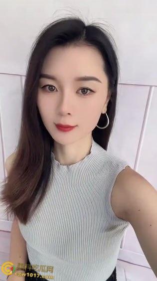 快手熟女少妇【恬恬】，私下约会金主视频流出，饥渴母狗开档丝袜疯狂骑乘，主动掰开粉穴任由抽插，叫声属实浪荡！-3