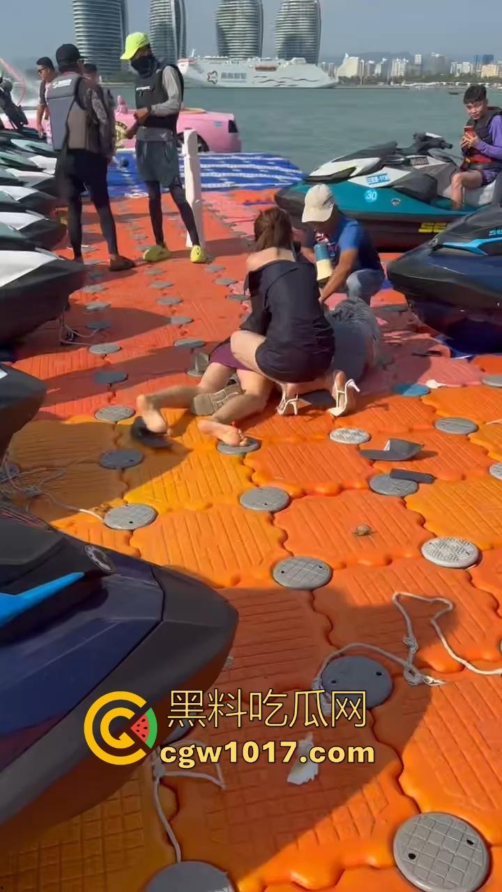 海南三亚钟情会所海边两大极品女现场撕逼，谁也不服谁直接开干，扯头发抓胸打起来丝毫不输男的，拦都拦不开！-6