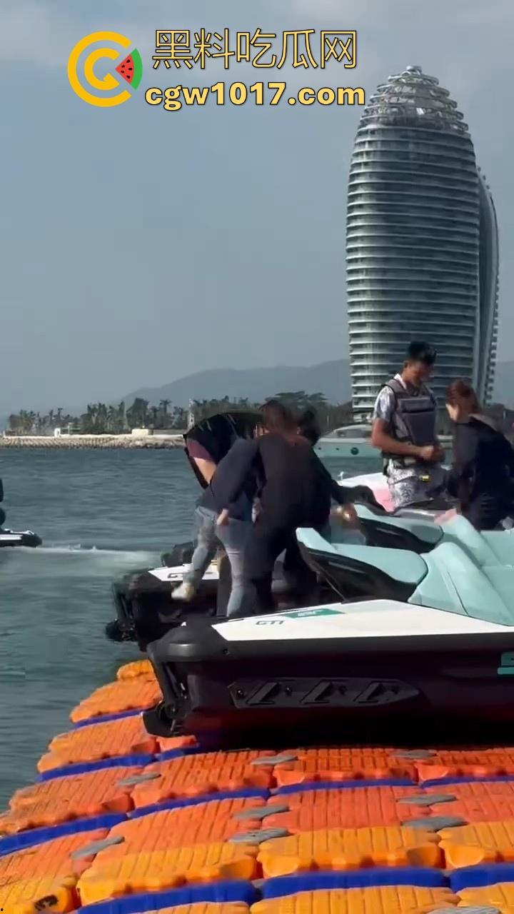 海南三亚钟情会所海边两大极品女现场撕逼，谁也不服谁直接开干，扯头发抓胸打起来丝毫不输男的，拦都拦不开！-8