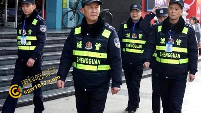 新疆男子勇斗城管!刀光闪烁,威风凛凛,城管悲惨跪地求饶,差点命丧黄泉!-1