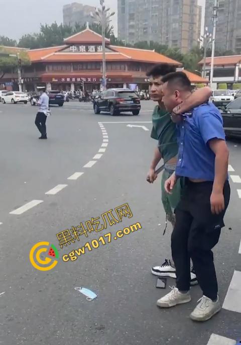 新疆男子勇斗城管!刀光闪烁,威风凛凛,城管悲惨跪地求饶,差点命丧黄泉!-6