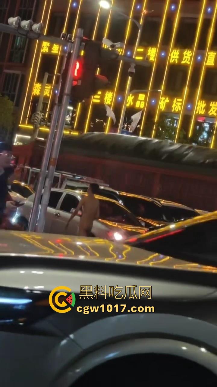 大冬天街头惊现裸男夜跑!全身脱光在车流量最大的街道夜跑,马路中央的焦点,难道什么女主人的任务啊!-2