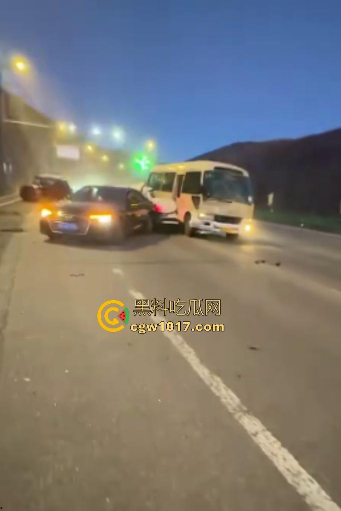 11月20日河北张家口崇礼区重型吊车失控连撞多车，滑雪季雪路结冰使多人受伤，现场就如灾难片！-5