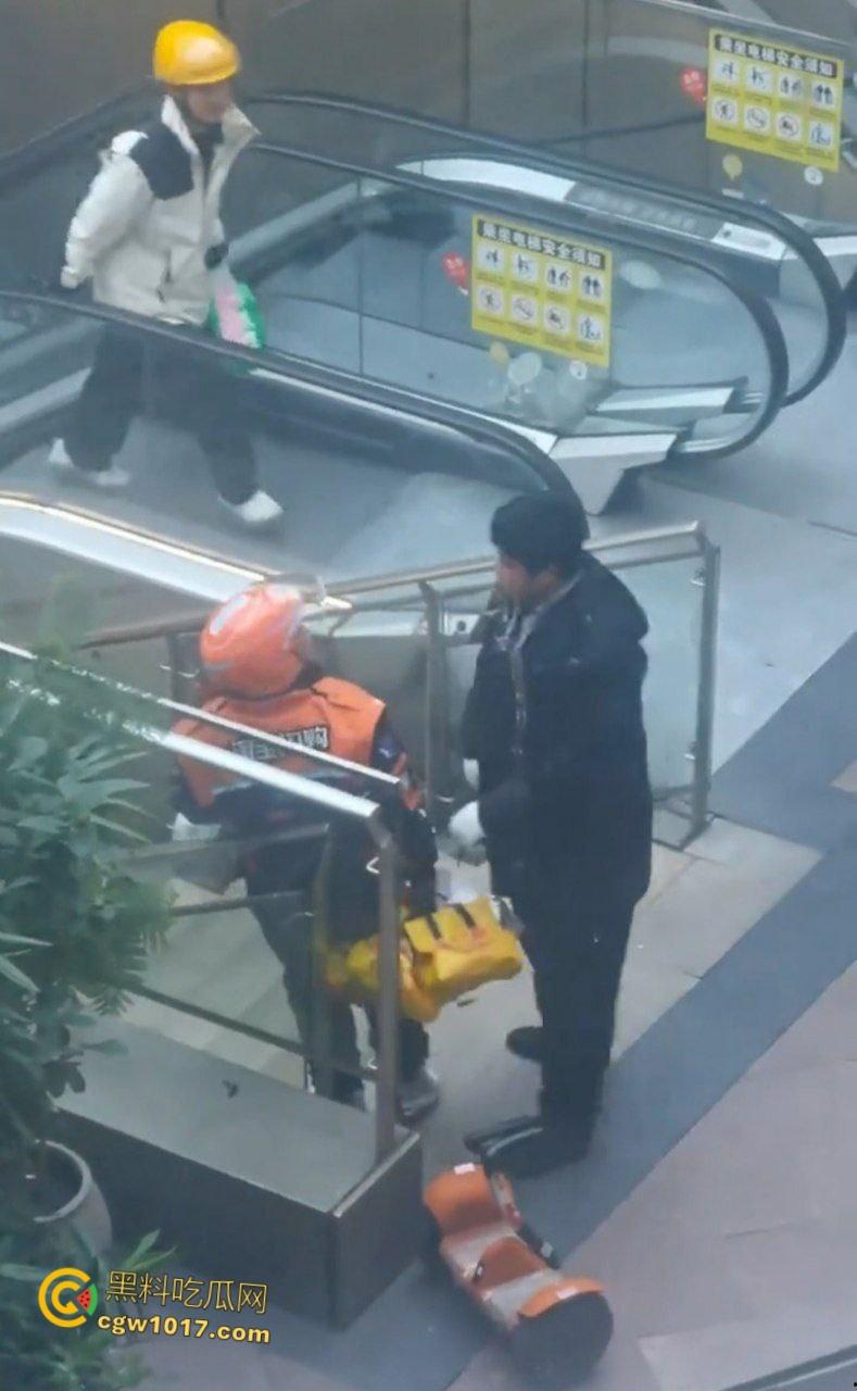 保安和外卖员商场爆发矛盾,真实上演君子动口不动手,互吐口水对峙互不退让,保安看他戴头盔就吐了就跑 !-2
