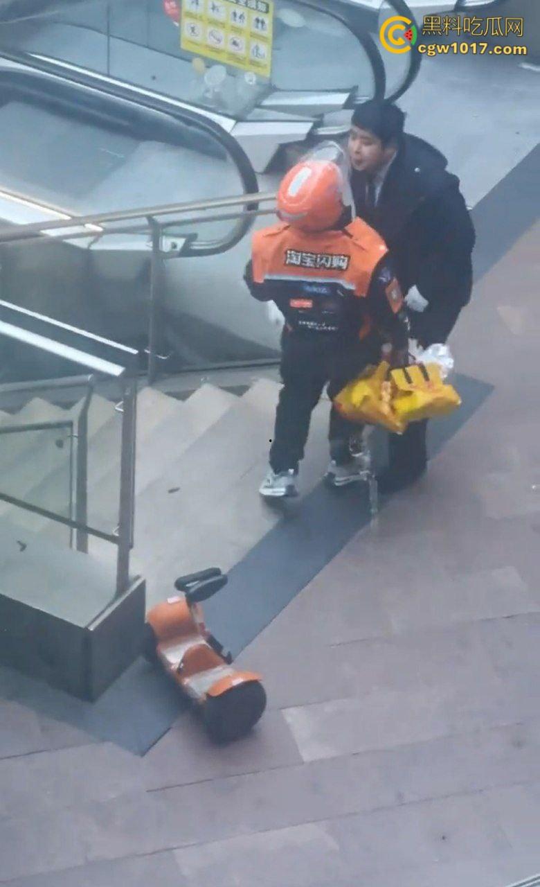 保安和外卖员商场爆发矛盾,真实上演君子动口不动手,互吐口水对峙互不退让,保安看他戴头盔就吐了就跑 !-7