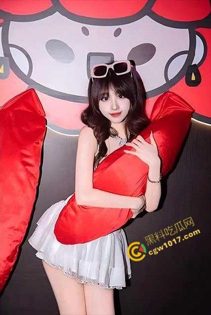 绿帽淫妻大神【夜未央】的极致私密派对:母狗被单男暴操,绿帽老公激情撸管,内射淫水横流,绿帽刺激感爆棚!-2