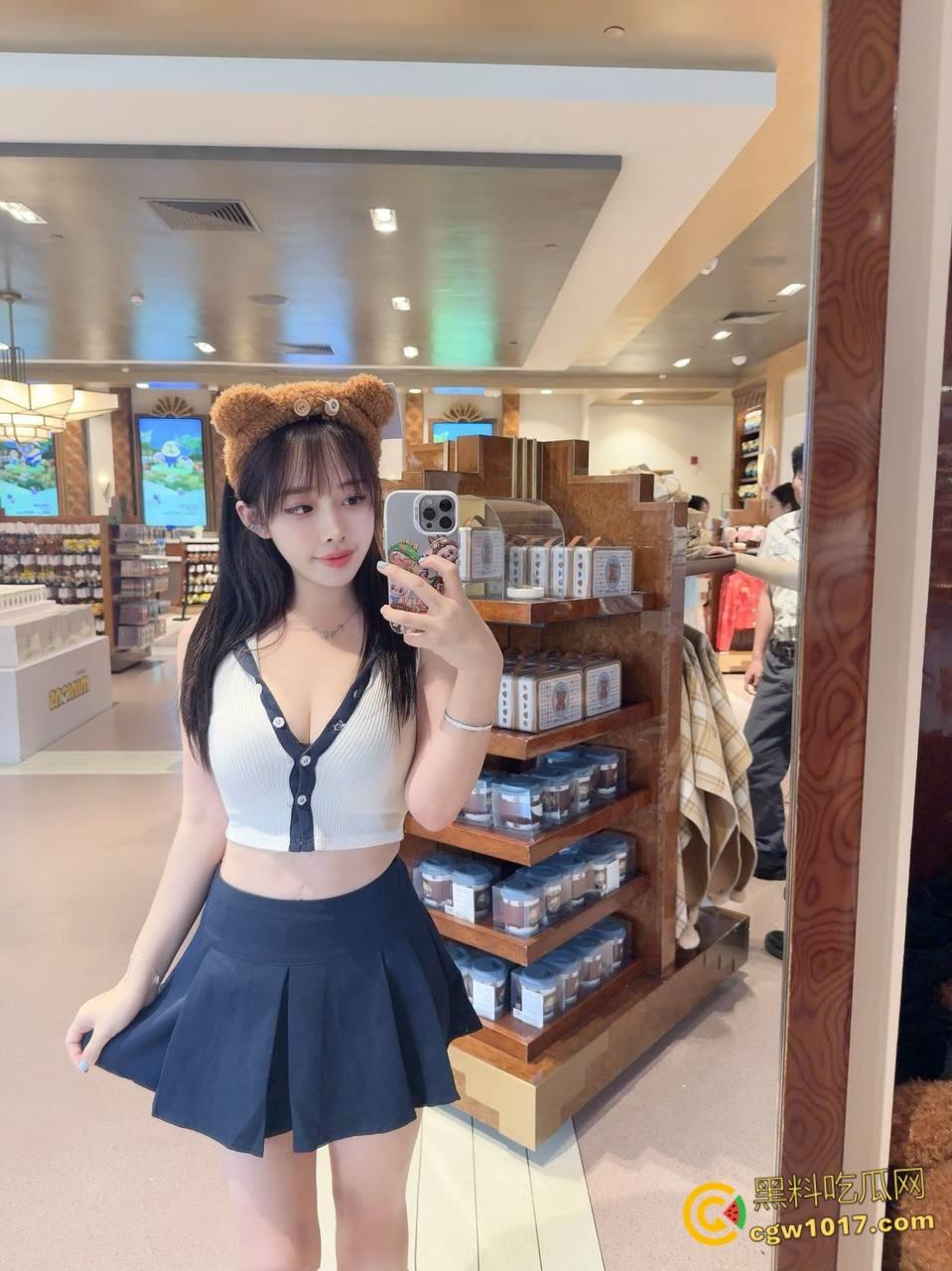 上门按摩的良家巨乳妹子,G杯销魂大奶还会喷水,摇摆的奶子太要命了,全射在妹子的奶子上!-2