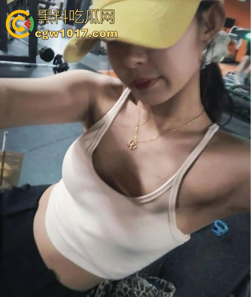 网聊约炮小红书极品小美,清纯少女秒变骚逼精盆,酒店套房跪吞巨屌,无套后入内射喷精,看着就很有感觉!-4