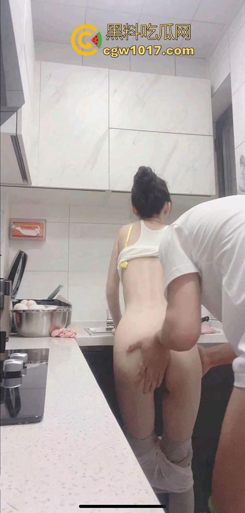 在厨房强上美艳瑜伽裤嫂子，按在厨房灶台就从后面猛干，插得嫂子淫水哗哗流，内射内射彻底被操服了！-6