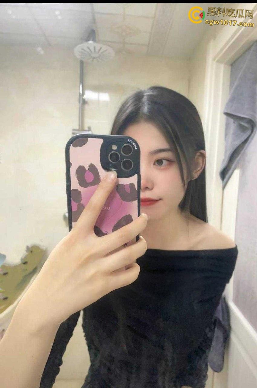 黑龙江省农商银行【赵蕊】,悬崖式分手被男友遭曝光,娇小美乳穿着情趣黑丝,趴在床上被猛猛打桩!-1