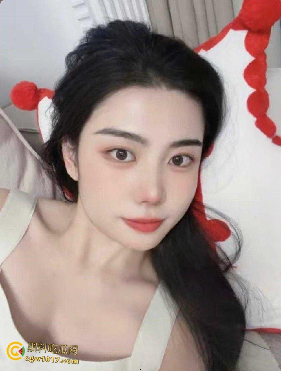 黑龙江省农商银行【赵蕊】,悬崖式分手被男友遭曝光,娇小美乳穿着情趣黑丝,趴在床上被猛猛打桩!-2