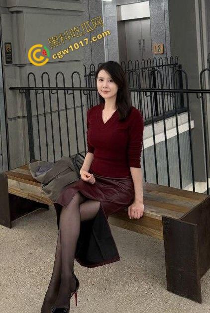 饥渴丝袜嫂子在厨房狂野求欢！灶台上疯狂抽插，淫水四溅，视觉盛宴引人窒息！-1