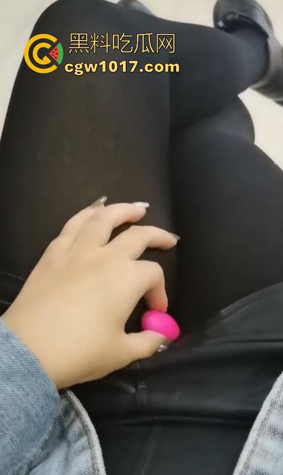 把跳蛋放在漂亮美眉的体内,随着震动频率的变化看她的脸蛋狰狞,档位越大越舒服,差点淫叫声都出来了!-1