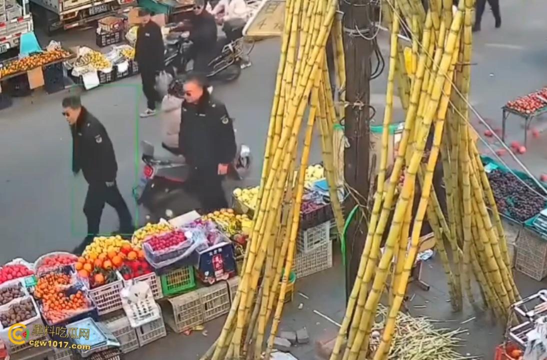 辽宁丹东城管暴力执法，多次提醒水果摊占用道路，直接掀翻小贩苦苦求饶，摊位瞬间空荡，这活该占道太解气了啊！-2