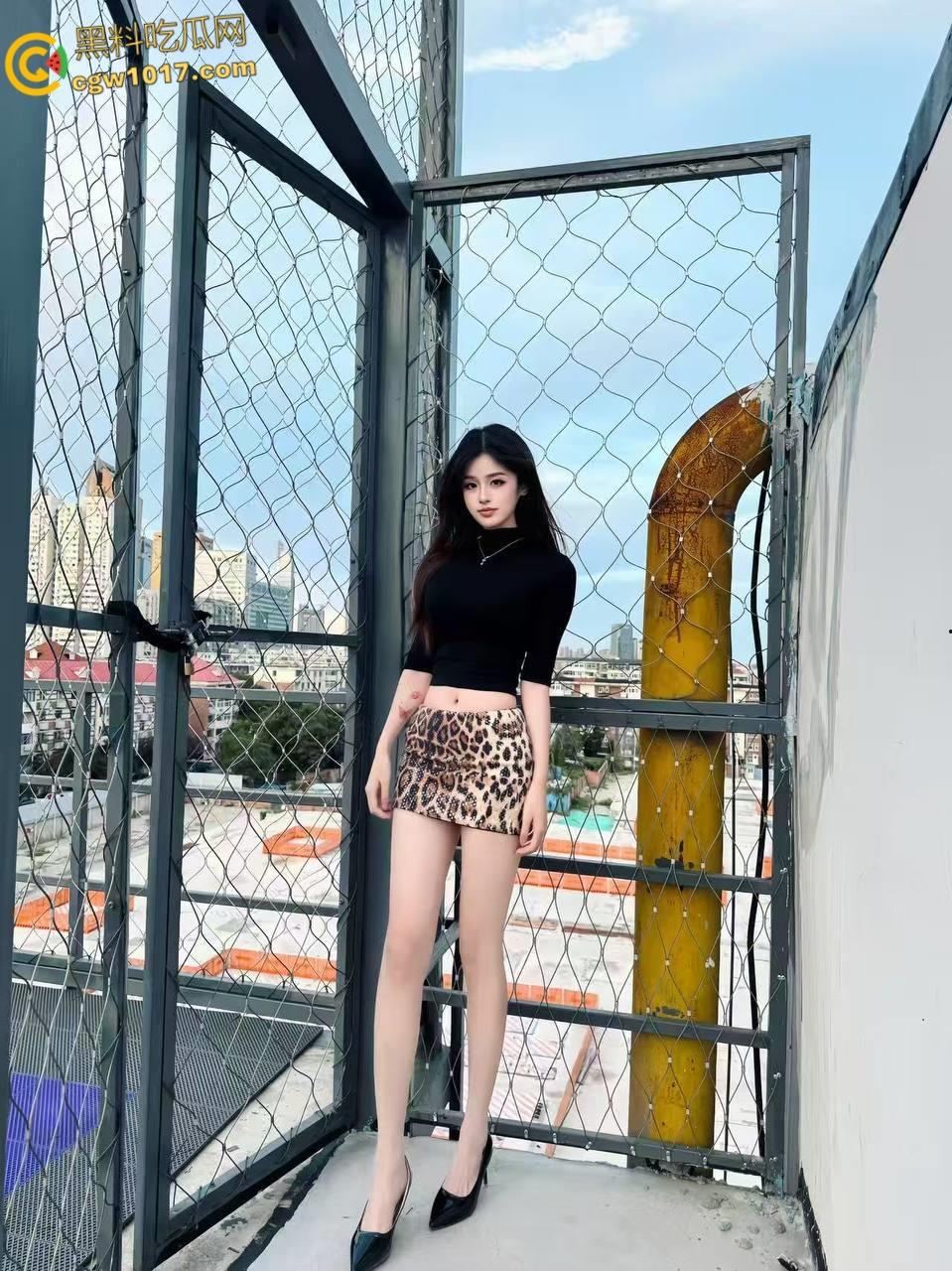 女儿穿着豹纹裙洗碗,被我撕开黑丝猛舔骚穴,超配合得跪地口交,穿着高跟鞋被我抬腿猛插,全射在女儿的黑丝上 !-2