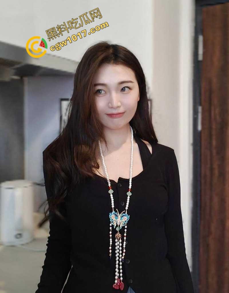 钦州骚妹【吴琪雪】乱伦丑闻炸翻全网：被亲爹无套内射，打胎后再度狂欢，前男友怒曝聊天记录毁三观！-2