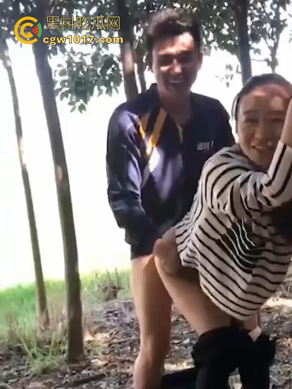 德邦物流野战视频曝光!送快递给少妇送到小树林野战,裤子一扒激情开干,后入打桩猛操边操边笑,麻烦给个好评!-3