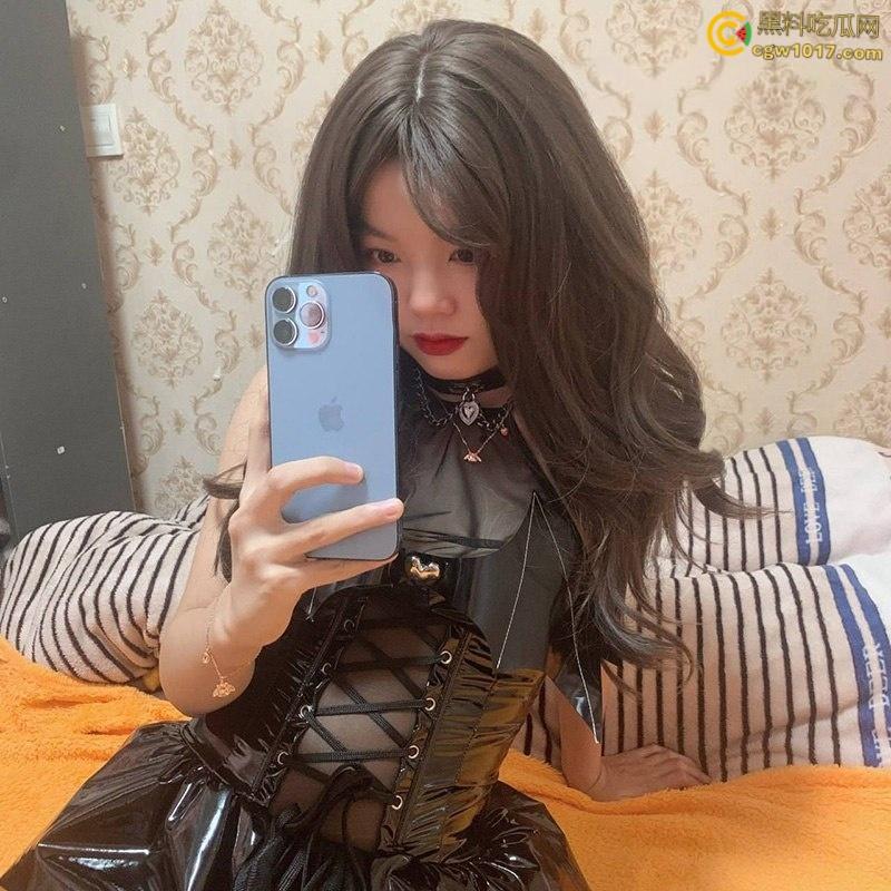 四川艺术学院【王佳佳】，黑丝开档只现粉穴菊花，边自慰边足交饥渴求操，镜子前被疯狂后入颜射一脸！-1