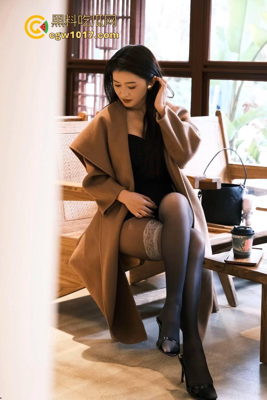 佛山创业产业园某静吧卡座惊现情侣缠绵!音乐轰鸣霓虹闪烁,美腿御姐诱惑拔屌手撸,干柴变成烈火上演活春宫!-2