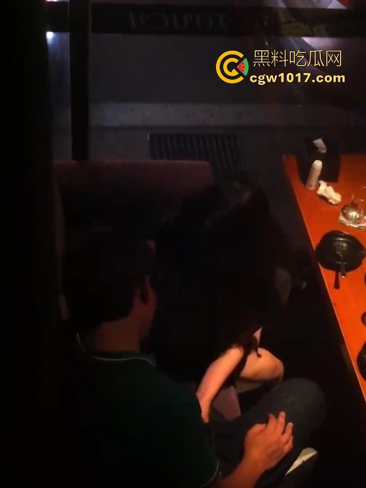 佛山创业产业园某静吧卡座惊现情侣缠绵!音乐轰鸣霓虹闪烁,美腿御姐诱惑拔屌手撸,干柴变成烈火上演活春宫!-4