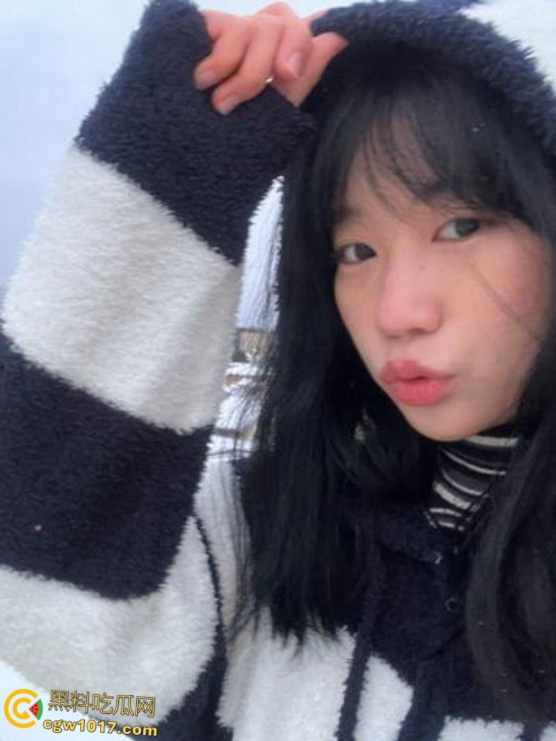 西安外国语大学【沈莉莉】,反差眼镜妹被男友调教日常,可爱女仆害羞捂脸,口爆颜射后还比耶自拍 !-1