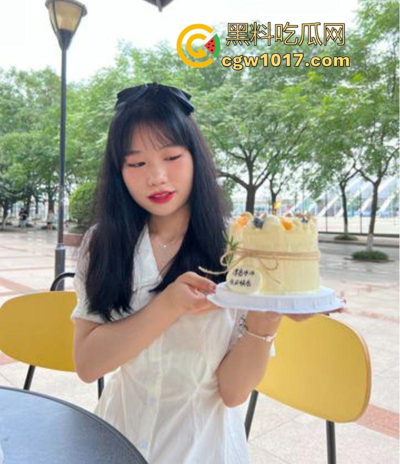 广州大学可爱学妹【李怡君】反差眼镜妹身穿诱惑女仆装，电动玩具猛桶紧致蜜穴，后入爆操颜射满面 ！-5