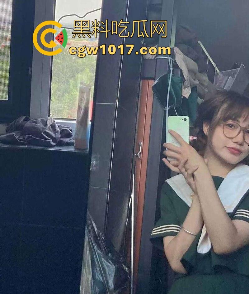 成都医科大学眼镜学妹【廖萱晴】双面人生暴露，清纯大学生私下是金主包养金丝雀，床上浪荡跟学校的清纯极其反差！-2