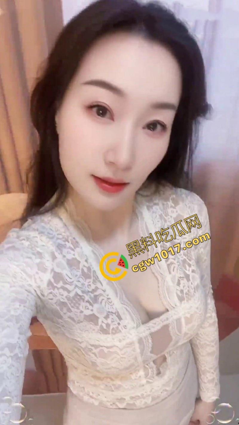 抖音熟女网红【奶思鸭】撩人心魄:冷艳少妇化身浪荡尤物,肥臀高翘松紧湿透,纤指抠穴淫水乱颤,爽到灵魂出窍!-2