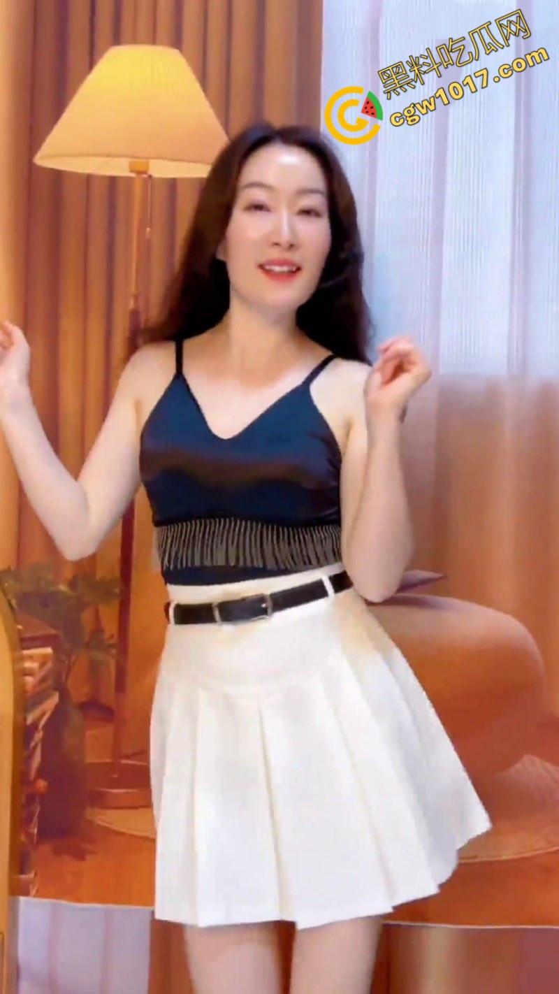 抖音熟女网红【奶思鸭】撩人心魄:冷艳少妇化身浪荡尤物,肥臀高翘松紧湿透,纤指抠穴淫水乱颤,爽到灵魂出窍!-3