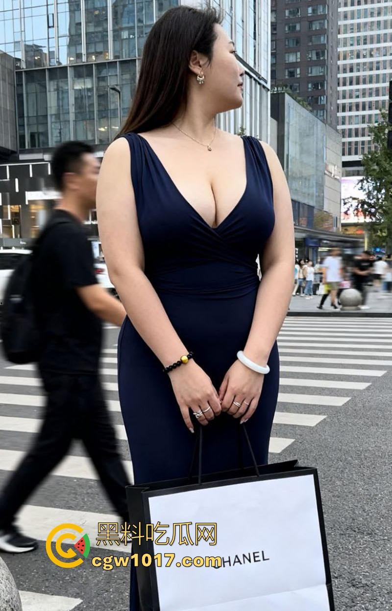 杭州微胖富婆【李美美】重金拿下自己的健身教练,巨乳坦克无套后入直接开干,肌肉教练奋力输出只为富婆满足!-1