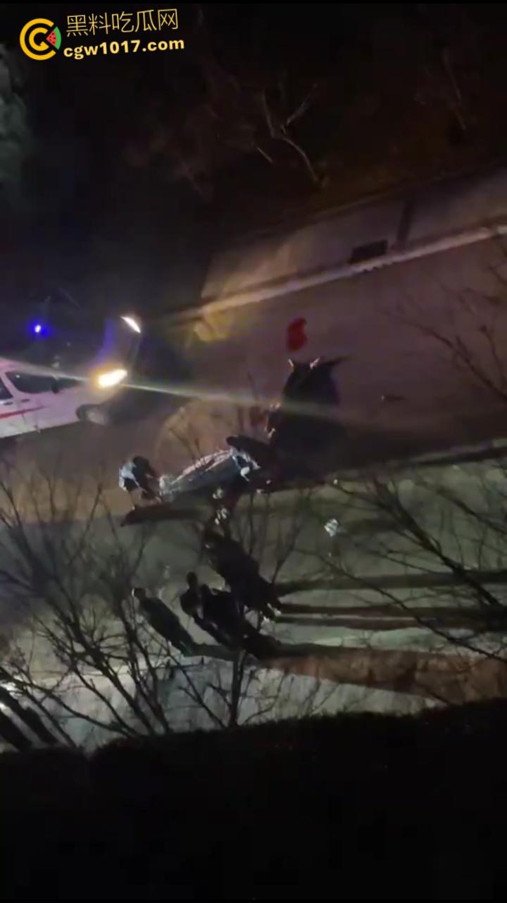 自古奸情出人命,山西文化旅游职业大学,一女子持刀杀害渣男和小三,双双倒地当场一命呜呼盖白布 !-4