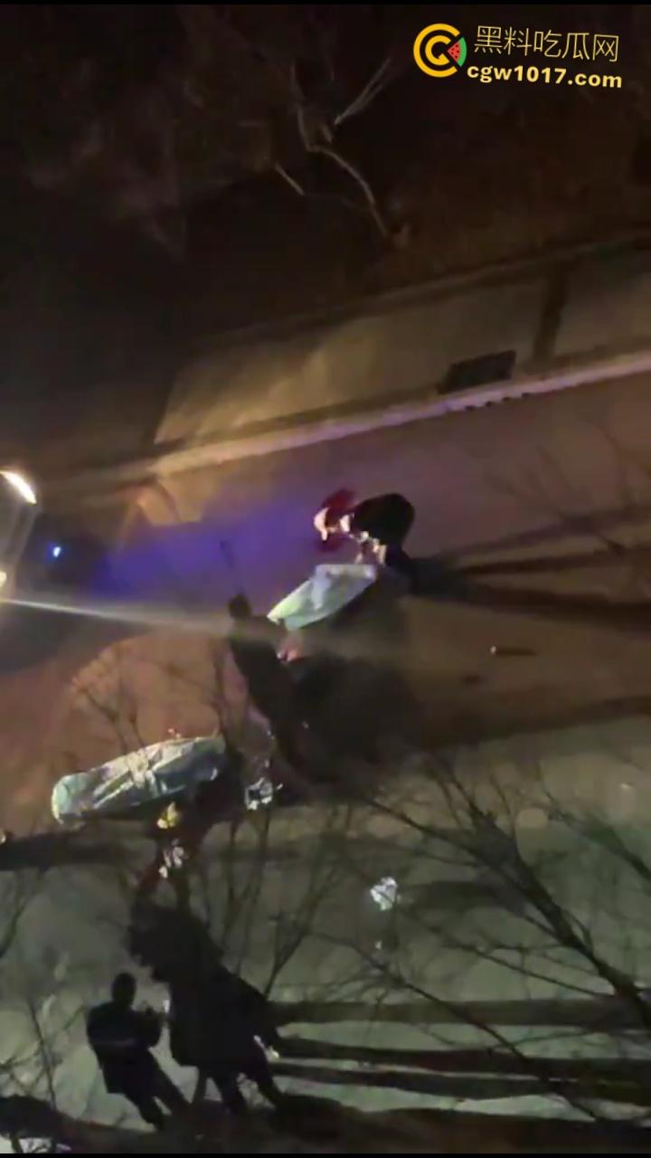 自古奸情出人命,山西文化旅游职业大学,一女子持刀杀害渣男和小三,双双倒地当场一命呜呼盖白布 !-5