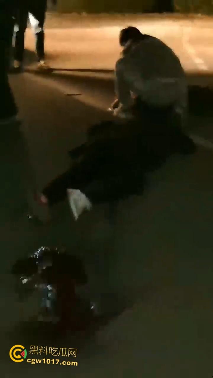 自古奸情出人命,山西文化旅游职业大学,一女子持刀杀害渣男和小三,双双倒地当场一命呜呼盖白布 !-6