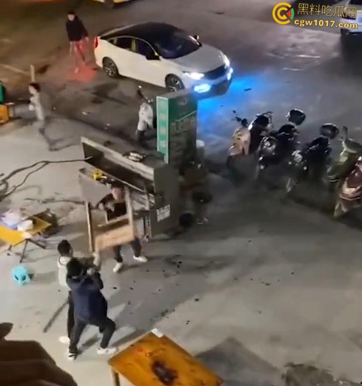 广东渔夫烧烤店发生乱斗火拼,一伙黑衣人手持砍刀见人就砍,烧烤店瞬间桌椅碎裂,楼上群众幸灾乐祸狂拍 !-3