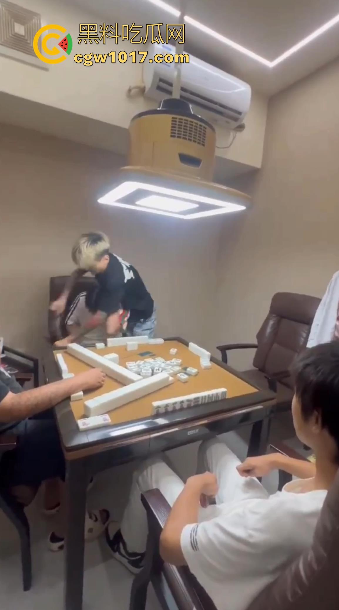 抖音热搜精神小伙1秒18拳完整视频!国服达摩申请出战,精神小伙飞身跃起暴击输出,只因怀疑牌友摸女友手!-11