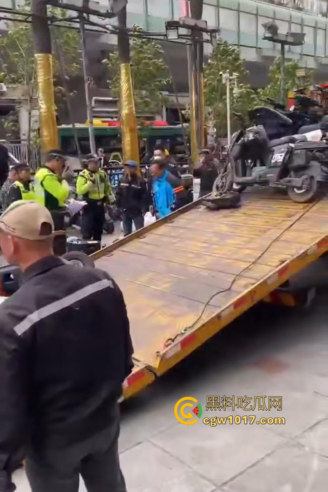 11月17日交警拖车引骑手强烈不满，外卖小哥怒砸电动车，多人拉扯互殴现场混乱，饿了么小哥直接吼警察！-3