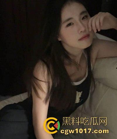 骚是演不出来的!极品骚货看到大鸡巴的脸上都洋溢着笑容,露脸舔硬狂暴骑乘,各种姿势求操求射,这婊子太会玩!-1